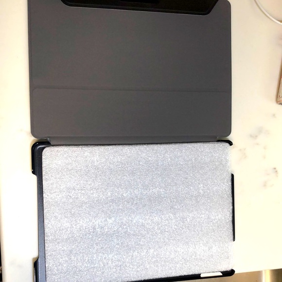 CaseLogic IPAD case. Never used. Still in packaging - Picture 1 of 4